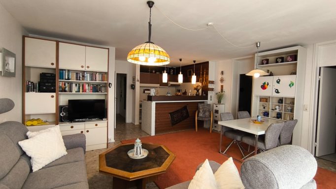 Wohnbereich mit Essbereich und offener Küche