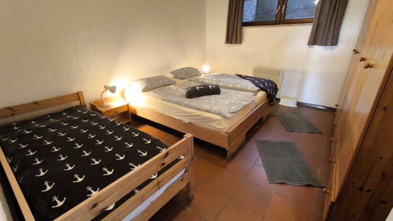 Schlafzimmer mit Doppelbett und Einzelbett
