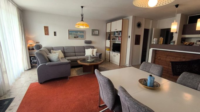 Wohnbereich mit TV und Essbereich